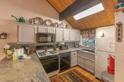 Image de Newly Remodeled Town Home by the lifts at the base of Snow Summit Ski Resort