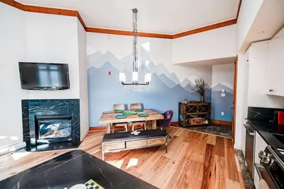 Image de Lodge at Spruce Peak! Amazing 2 Br! Ski In-Out!