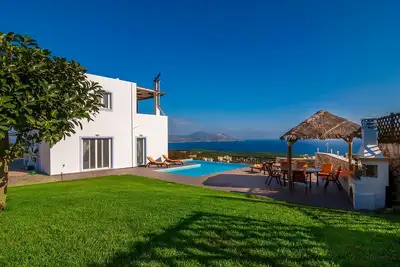 Image de Luxury villa overlooking the Canyon backgrounded by Blue Sea