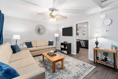 Image de 1-Mile to Downtown Clarksville! Cozy in Queen-City