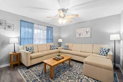 Image de 1-Mile to Downtown Clarksville! Queen-City Comfort