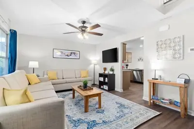 Image de 1-Mile to Downtown Clarksville! Queen-City Charmer