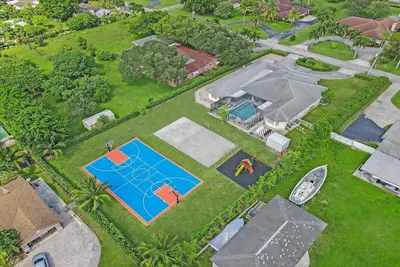 Image de Luxury 8br Estate w\/ Pool & Gameroom - 24 Guests