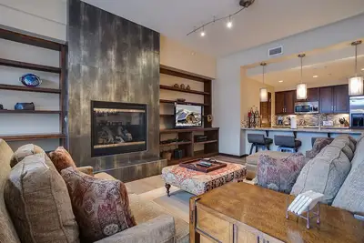 Image de H204a | Luxury Downtown | A/C | Close to Shops | Ski Locker at Base
