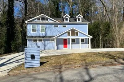 Image de Beautiful Newly Built In Town Single Family; Close to:(Airport, Highways, Malls)