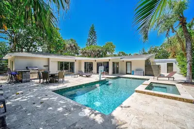 Image de 🏝Tropical Siesta Key Home with Incredible Pool, Hot Tub, and Patio!