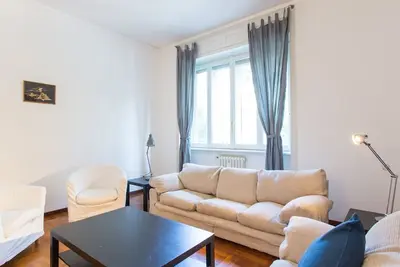 Spacious and bright three-room apartment located in the Milan Bocconi area.