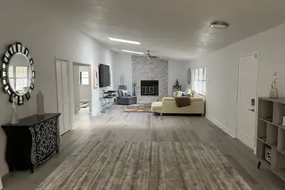 Image de 5 miles to Wec - 3 bdrm + Office/\"4th bdrm\", 2. 5 bath 2800 Sf Home, Sleeps 10\n