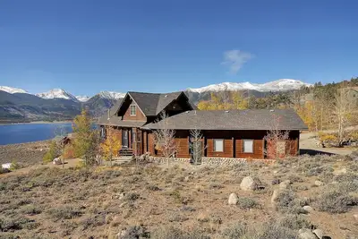 Image de 3 Bed Mountain Cabin with Hot tub, unbelievable lake and mountain views!