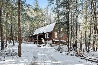 Image de Private cabin on 3Acres with private hot tub! Lake access, Skiing, Snowmobiling!