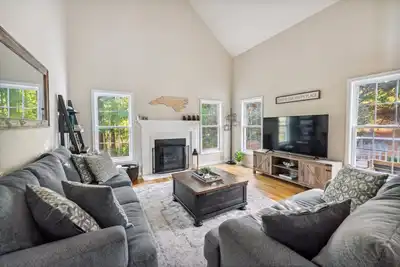 Image de Retreat in the Pines- Minutes to Golf & Village