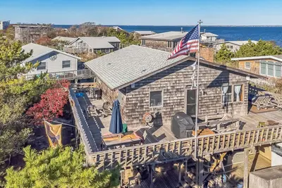 Image de Davis Park Fire Island 5 Bedroom 2 Bath Ac and Waterviews, Waterviews Pet Friendly renovated Beach H