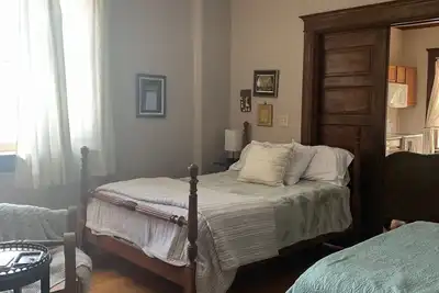 Image de Zia, New Haven! 1905 Doc's Office Transformed into a Quaint Vacation Apartment!