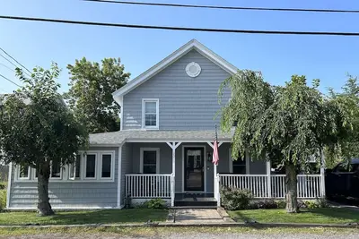 Image de Large updated house just steps from the beach