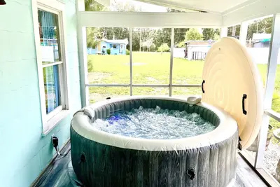 Image de The Shipwreck ⚓️3br House w\/ Hot Tub in Screened Porch Close to Beaches🏖