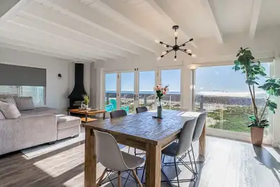 Image de Beachfront Condo | Location | Endless Views | Surf