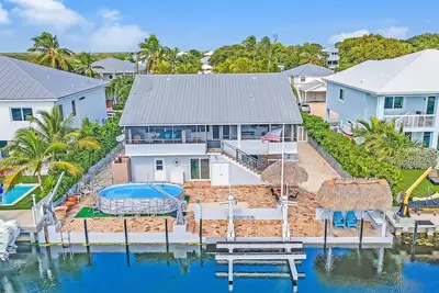 Tavernier Keys Home w/ 70’ Dock & 20k Boat Lift on Bayside! 3/2. 5 Plus Game Room