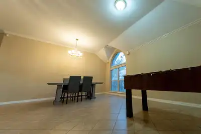Image de Cozy Charming Brick Home Updated New furnitures! Arlington Central!