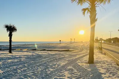 Image de “Feels like home” cozy stay just 0. 5 mi to the beach!