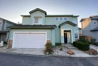 Image de Updated home with garage parking near shopping, parks, and freeways