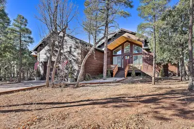 Image de Luxe Cabin w/ Deck & Fenced Yard in Lakeside!