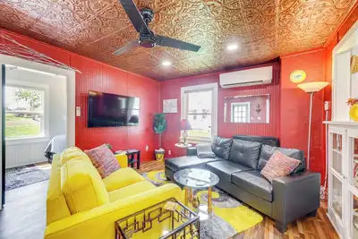 Image de Homey Cottage with Sunroom & Smart Tv!