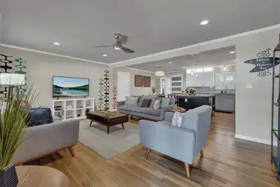 Image de Modern Comfort-Hot tub, Firepit, Mins to Downtown!
