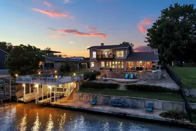 Image de Llano Vista- Lakefront w/Pool, Boat Lift & Views