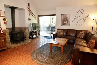 Image de Rustic cabin & loft inside Yosemite National Park with deck, views & fireplace
