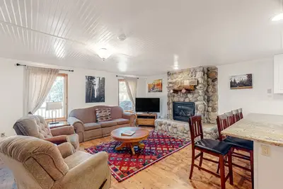 Image de Renovated condo on the Yosemite boundary with central Ac & Ev charger