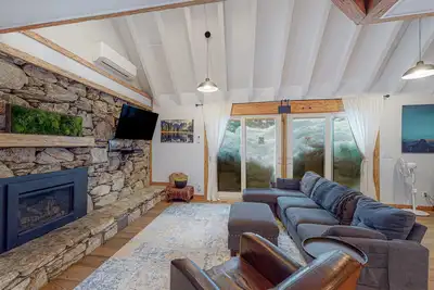 Image de Modern Yosemite home with Ev charger & great deck