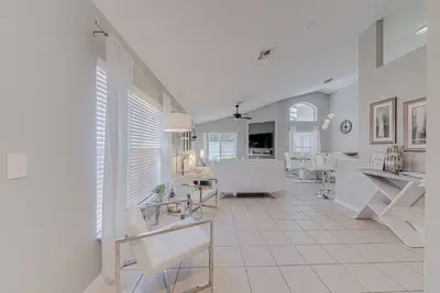 Image de Fabulous newly decorated 4 bed pool home with south facing deck