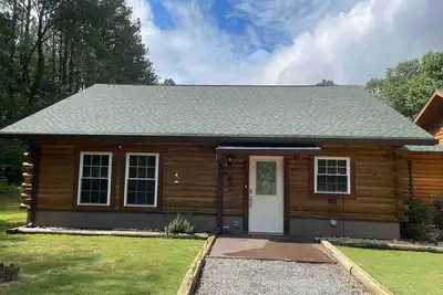 Image de Modern Luxe Cabin Tucked away on the Yellow River!