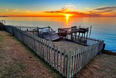 Image de Peaceful, Pet-Friendly Escape with Waterfront Sunsets & Private Dock (No Fees! )