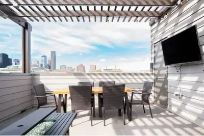 Image de EaDo w/ Rooftop Bar | City Views | Private Jacuzzi