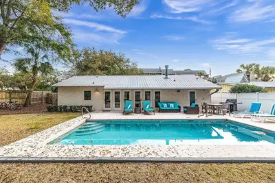 Image de Nicely decorated home with private pool and short walk to beach.