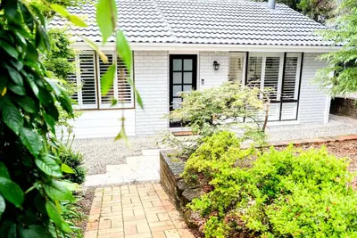 Image de Henderson House - Fresh, bright, contemporary and comfortable, 3 bedroom, deep bath, garden outlook