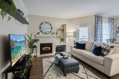 Image de Upscale 2/2 Home in Roseville With Private Garage