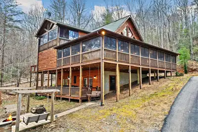 Image de Lux 4br Cabin near Bear Claw Vineyard, Hot Tub, Game Room, and Mins to Downtown