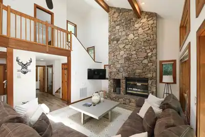 Image de Whiskey Ridge - Luxury Mountaintop Family Retreat * Dog Friendly * Hot Tub