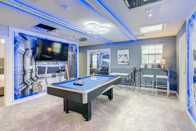 Image de Imperial Retreat: Games, Pool, Theatre + Free Night