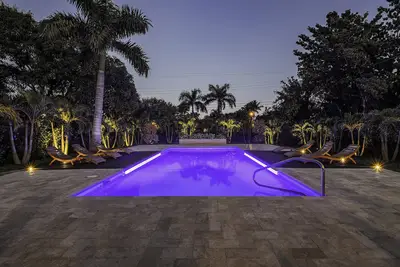Image de Coastal Entertaining Pool House Near Everything