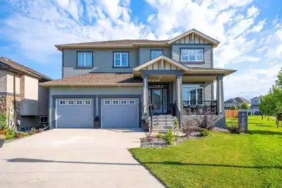 Luxurious House in a Desired Location, King Bed