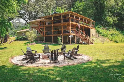 Image de Cullasaja River front Cabin with game room in the Smokey Mountains Franklin Nc