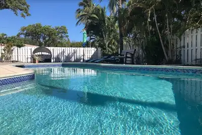 5 Bedrooms/3 Baths with Salt-Heated Pool- Pompano Beach House