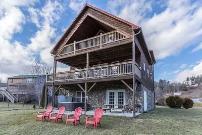 Image de Cruizin River Dreams- River front, fire-pit, hot tub, pool table