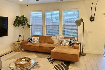 Image de Townhome, Sleeps 11+ *Priv Patio|Priv Hot Tub|Fire Pit|Pool*