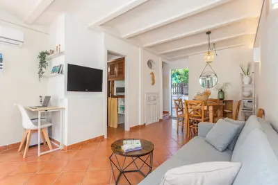 Image de Maison de vacances avec vue sur la mer, belle terrasse privée près de la plage