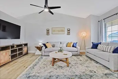 Image de Calming 3 bedroom home with designer details in Na
