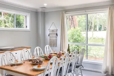 Image de 34a Lawson St - Spacious 4 bedroom house with ducted air con and wi-fi, backing onto Nelson Bay Golf Course